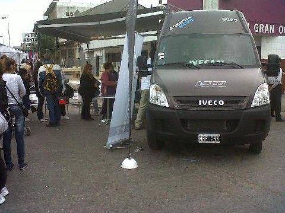 MOVIL DE LA AFIP EN LA PLAZA DE LA ESTACI�N DE LAN�S