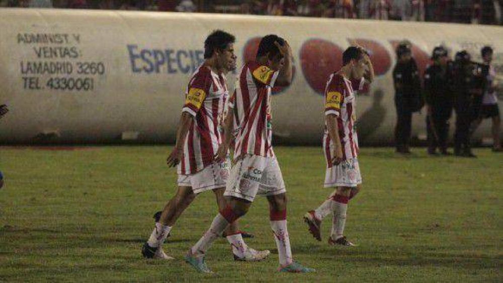 San Mart�n dio un paso atr�s en su carrera hacia el ascenso