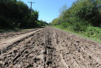 Trasladan en carros a muertos y enfermos porque los caminos est�n arruinados