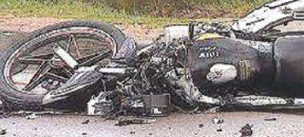 Chepes: joven fracturado al caer de la moto por atender el celular