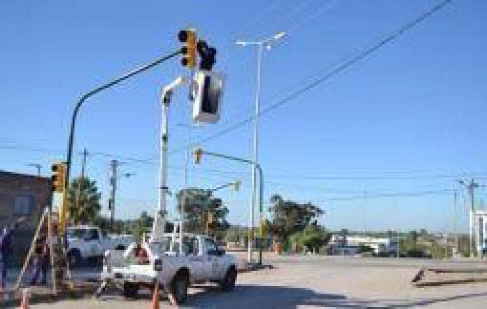 Instalan nuevo sem�foro en transitada intersecci�n de la ciudad