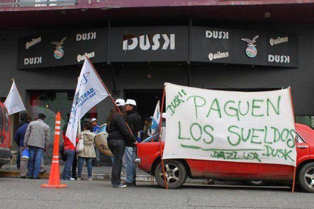 Ante despidos, UTHGRA ocupa un pub