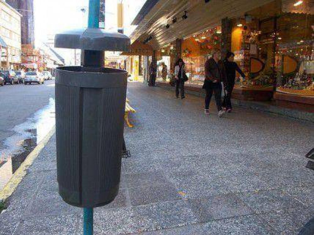 Municipio coloc� nuevos cestos de basura