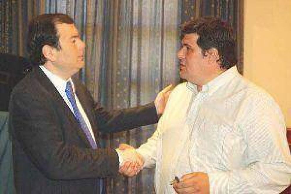 El gobernador entreg� un tractor a la Comisi�n Municipal de Villa Zanj�n