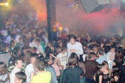Analizan aplicar un tope horario a los boliches para evitar el descontrol