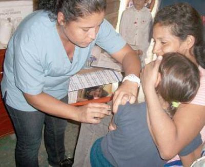 En centros de salud vacunan contra la difteria y la tos convulsa