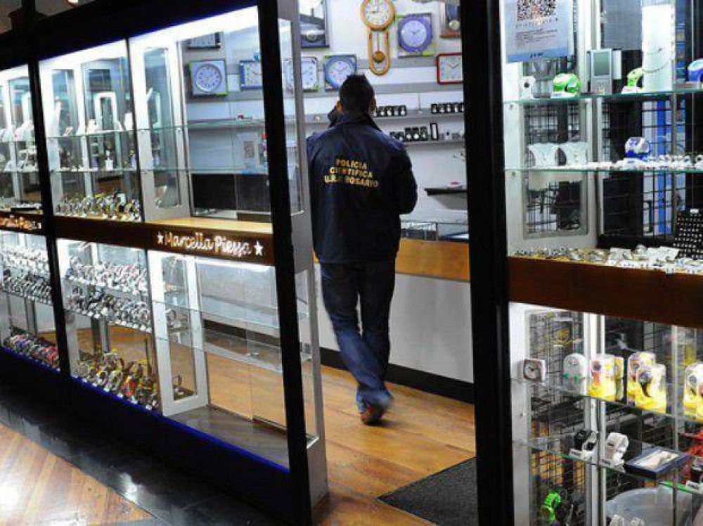 Saquearon una joyer�a vistiendo ropa policial