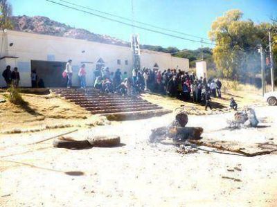 Alumnos reclaman agua potable, ampliaci�n de aulas y m�s docentes