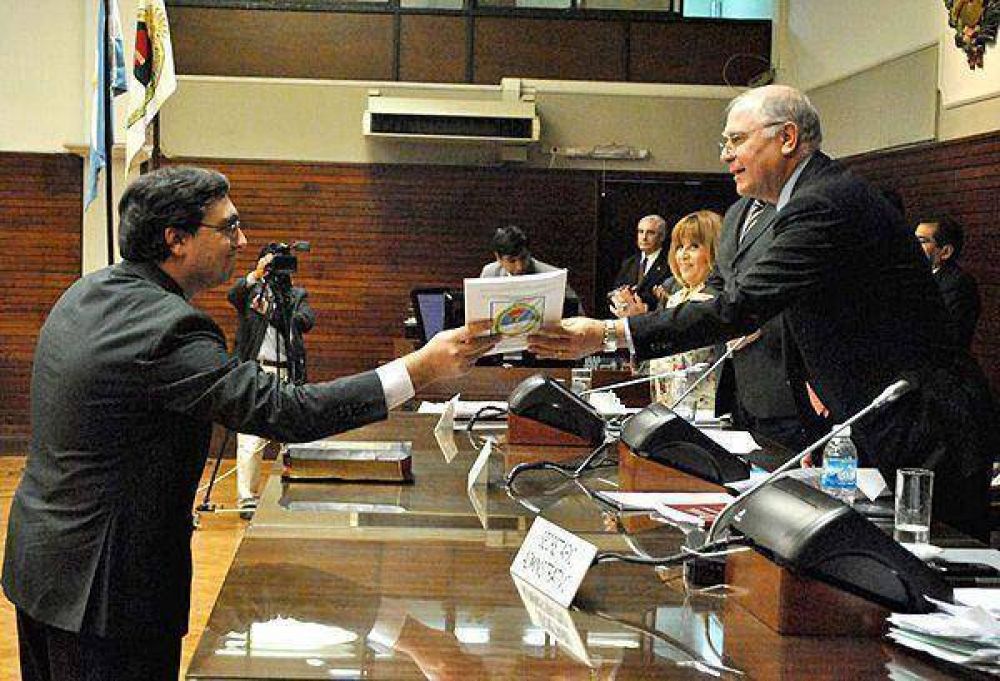 Sebasti�n Echavarri promete desempolvar un proyecto a favor de los abor�genes