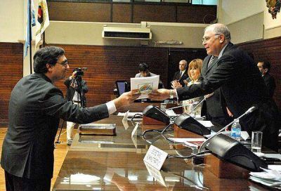 Sebasti�n Echavarri promete desempolvar un proyecto a favor de los abor�genes