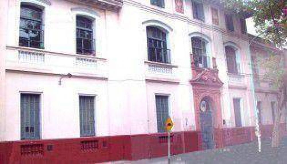 Muri� un operario al caer desde un techo en una escuela porte�a