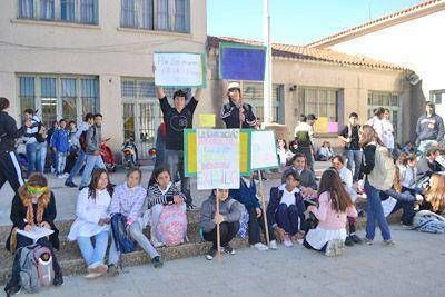 Alumnos del exColegio Nacional reclamaron por la falta de mobiliario
