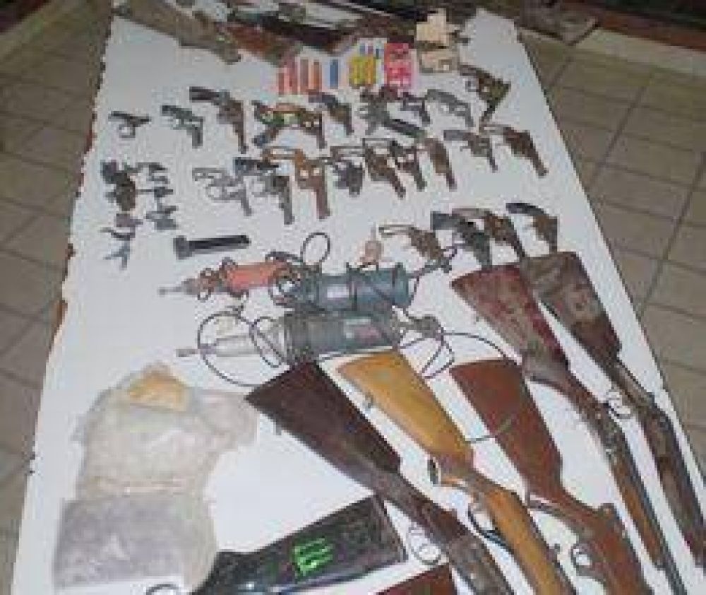 Secuestran un arsenal de armas  