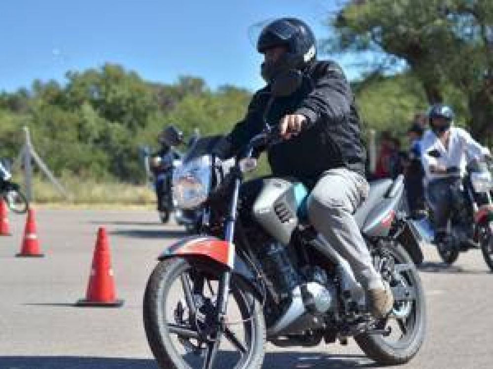 Los motociclistas recibirn cascos en forma gratuita