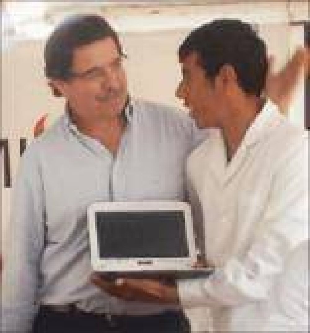Sileoni visit� la provincia para la inauguraci�n de dos CICs y la entrega de netbooks