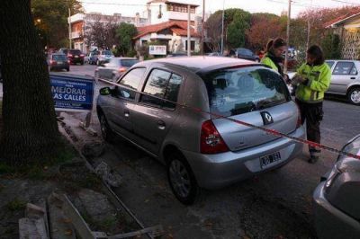 Multan veh�culos estacionados sobre una obra de cord�n cuneta