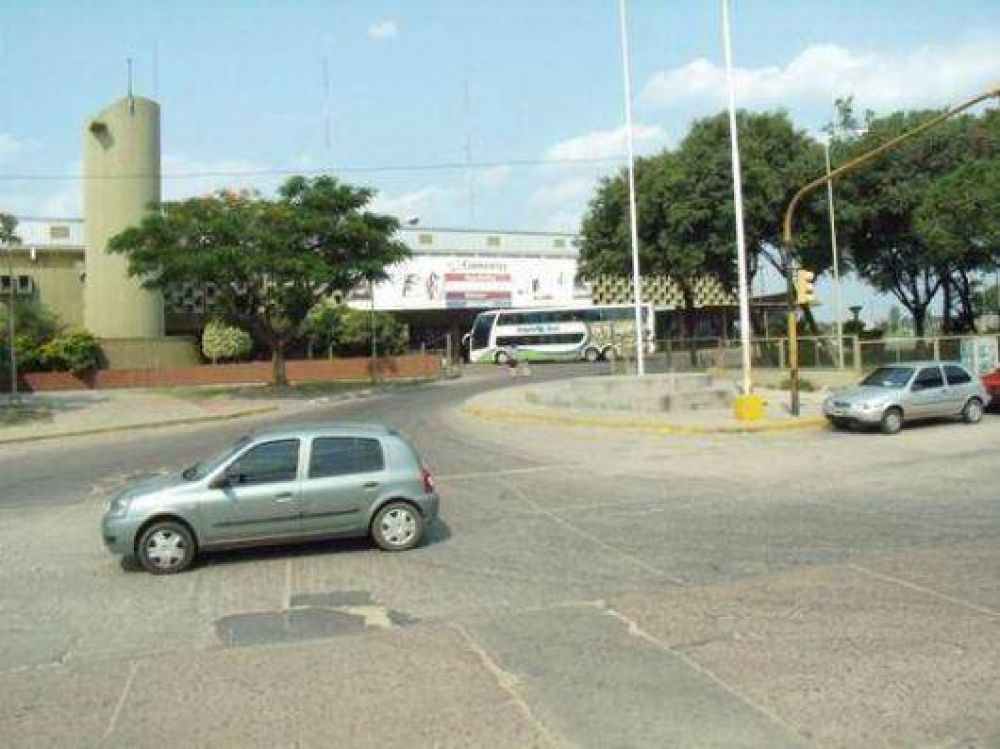 Acusan que los remises truchos nunca se fueron de la Terminal de �mnibus