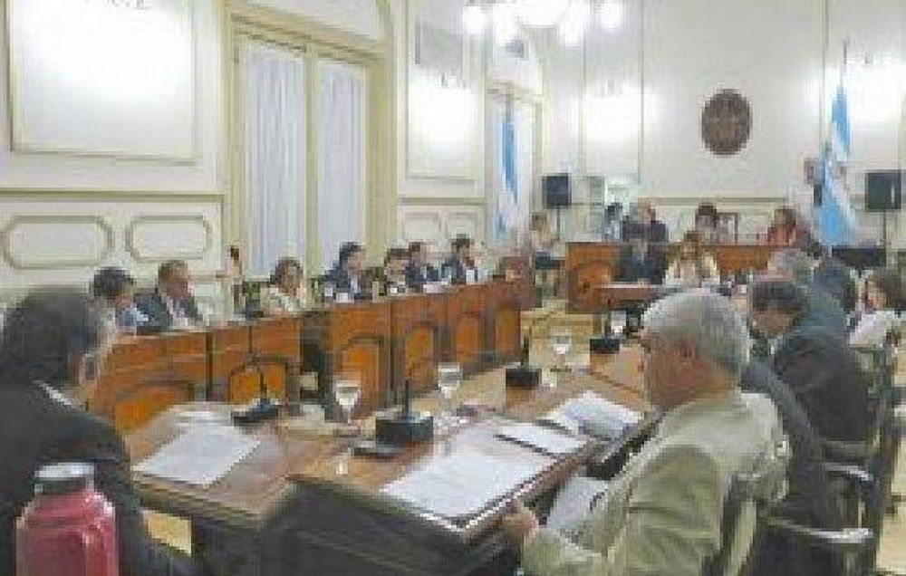 Concejales apuran a Camau por los pliegos del transporte