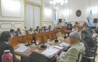 Concejales apuran a Camau por los pliegos del transporte