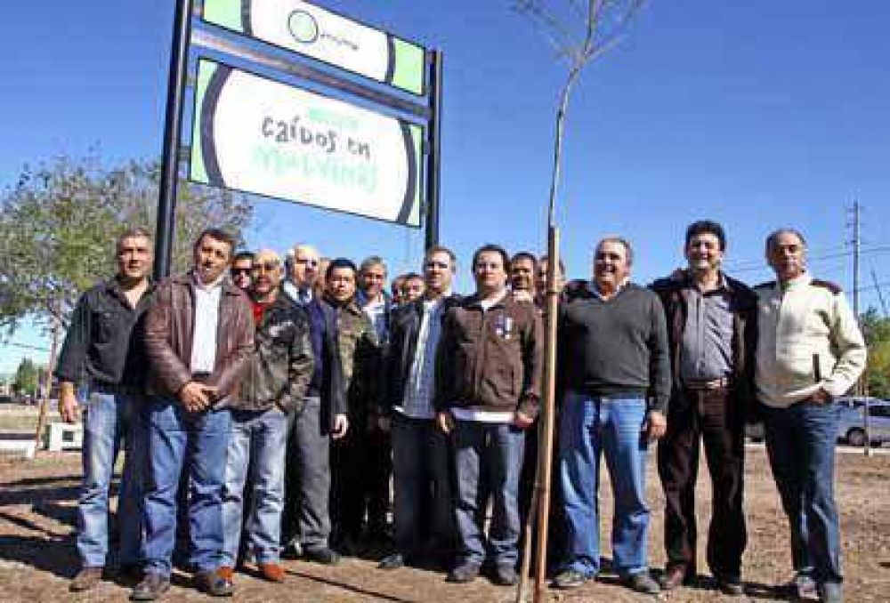 Ferraresi inaugur� la plaza �Ca�dos en Malvinas�