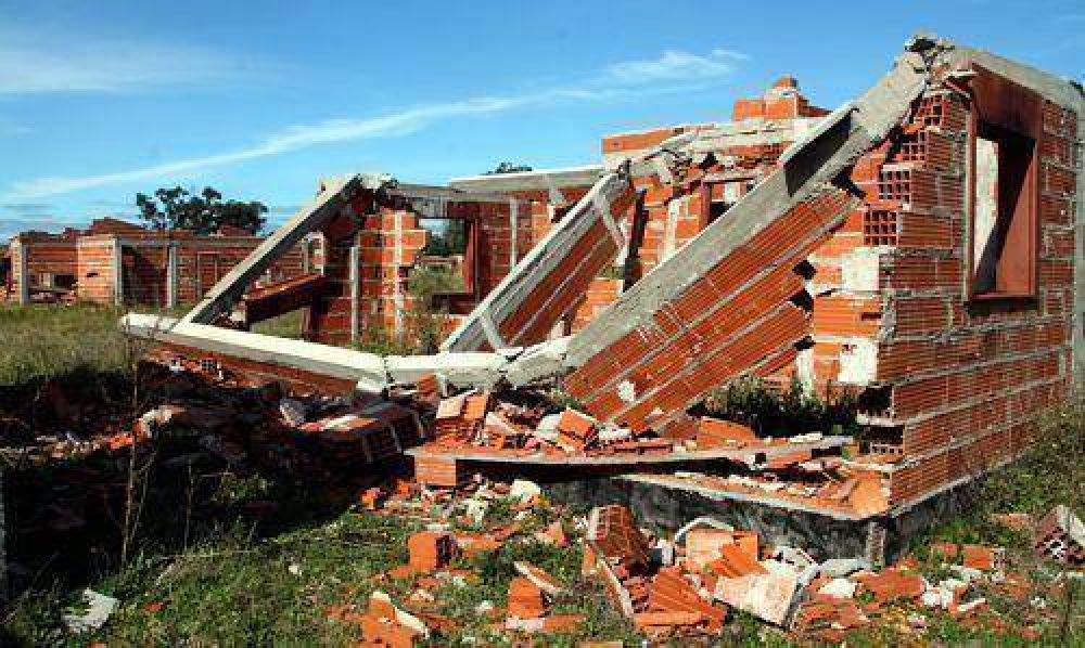 Abandono y destrucción en casas de los barrios del Plan Federal