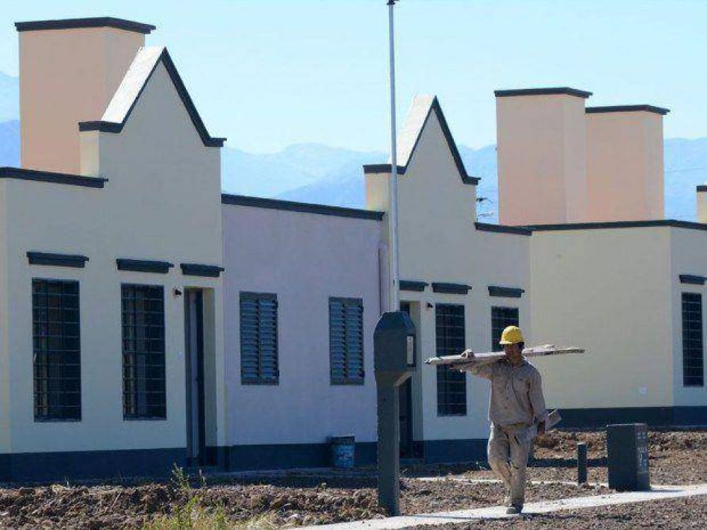 Lluvia de amparos por las casas en Lomas de Medeiros