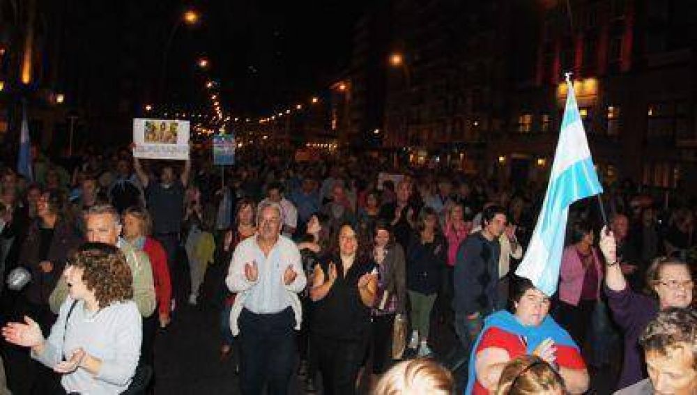 Cerca de 20.000 marplatenses se sumaron a la movilizaci�n contra del Gobierno Nacional