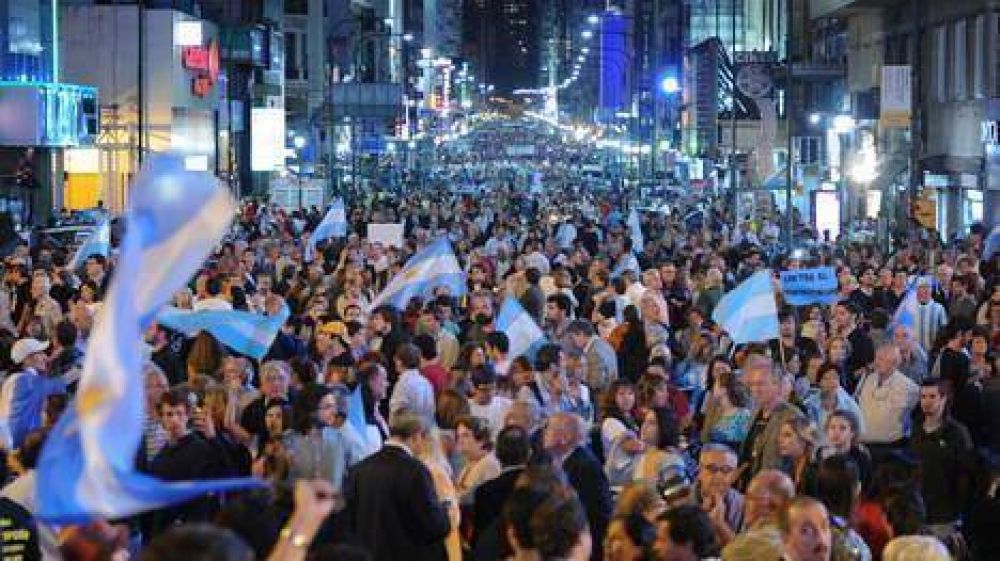 Creci� la protesta contra el Gobierno: una multitud se moviliz� en todo el pa�s
