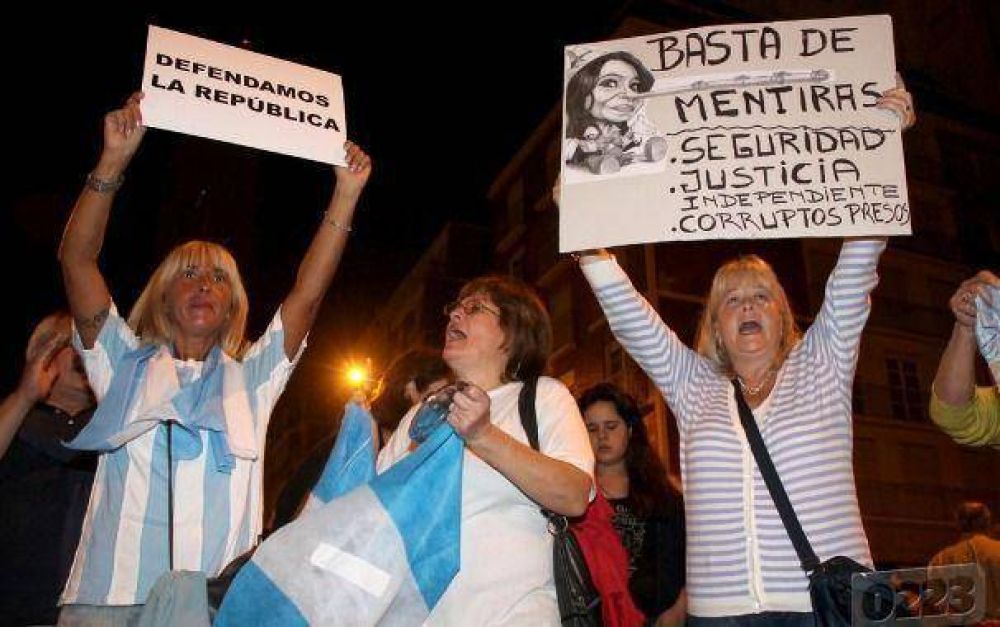 18A: la defensa de la Justicia y el caso Lanata sacaron a miles de marplatenses a la calle