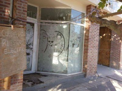 Clausuran edificio sin terminar que estaba habitado