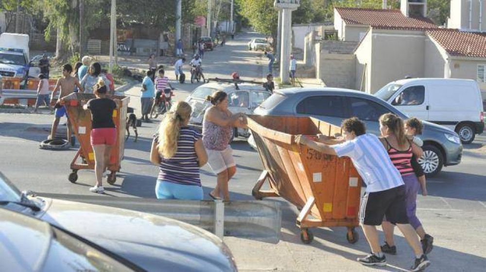 Un choque grave, una ambulancia saqueada y protesta vecinal en ruta 19