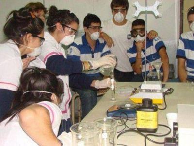 Alumnos fabrican biodi�sel para maquinaria municipal