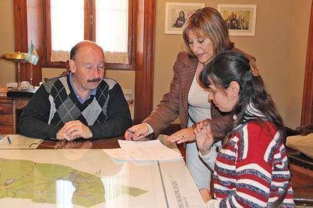 EL INTENDENTE INZA ENTREG� UN SUBSIDIO AL HOGAR BUEN PASTOR