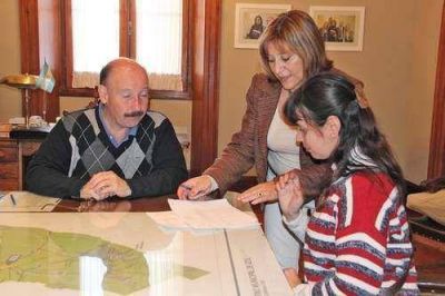 EL INTENDENTE INZA ENTREG� UN SUBSIDIO AL HOGAR BUEN PASTOR