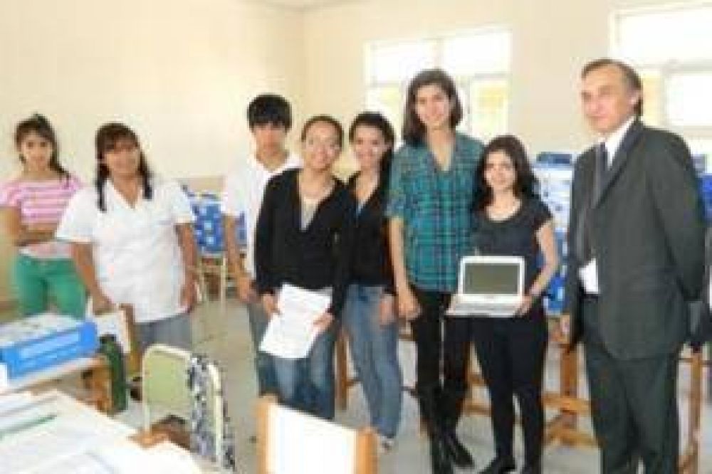 Se entregan 11 mil netbooks en secundarias chaque�as