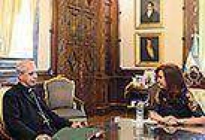 Cristina recibi� al obispo Mario Poli