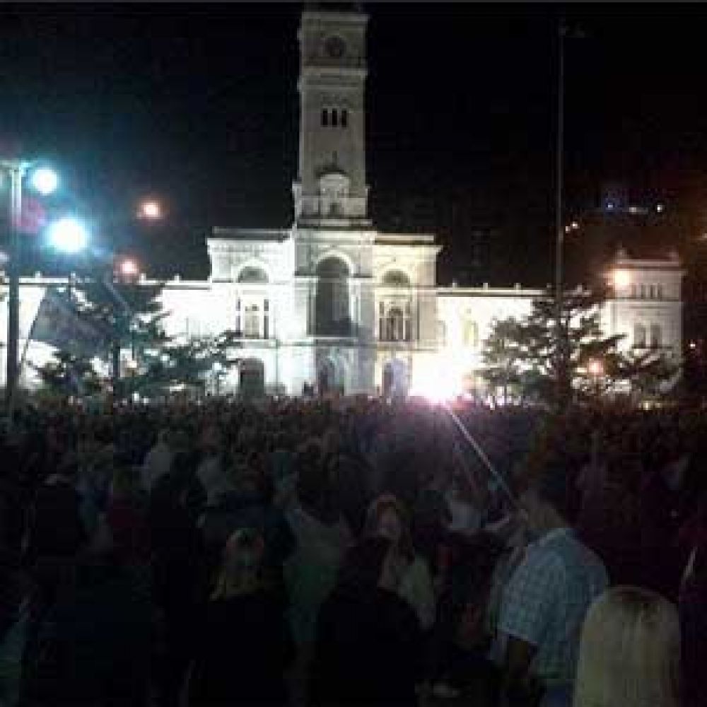 La Plata: una multitud se concentra en Plaza Moreno