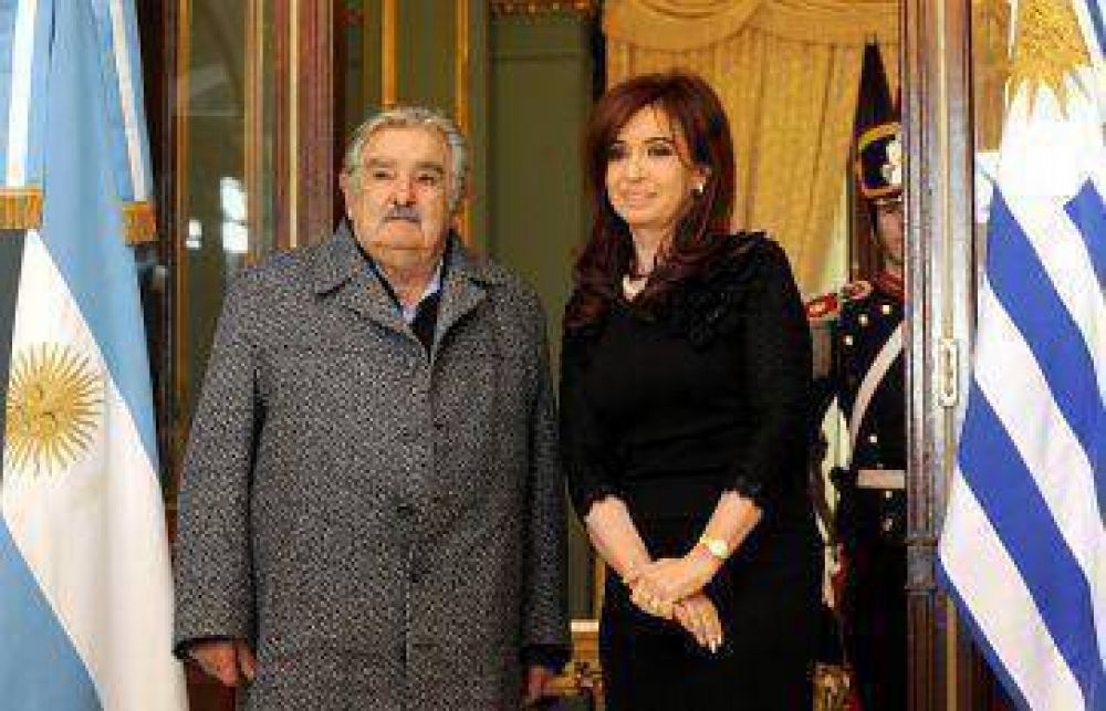 CFK dice ser "terca" y perdona a Mujica