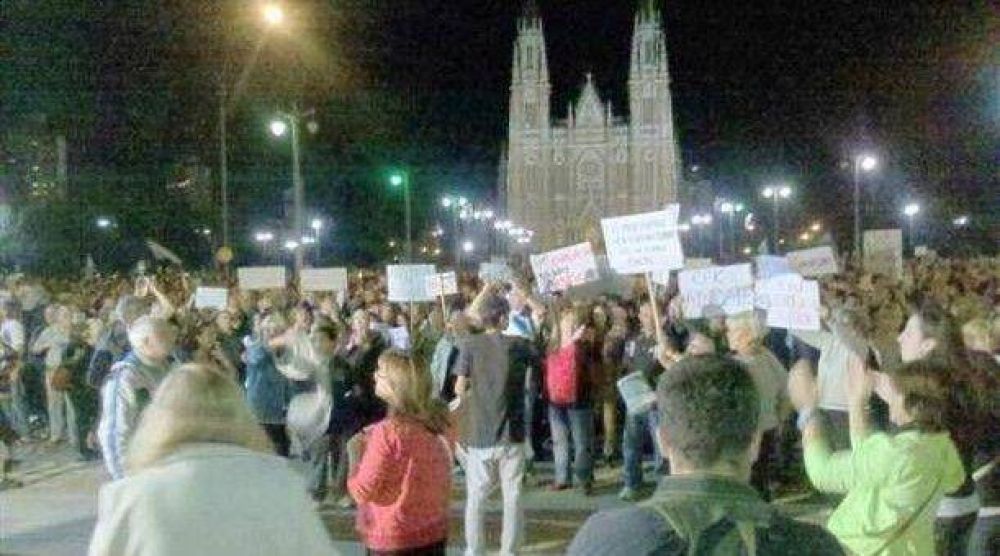 Tiraron a las patadas el vallado de la Municipalidad