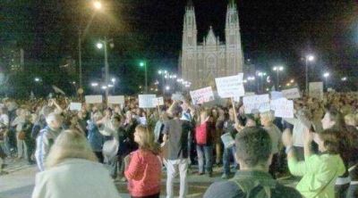Tiraron a las patadas el vallado de la Municipalidad