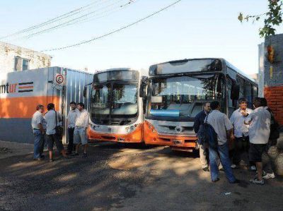 Qunice l�neas del transporte urbano de pasajeros no salieron a la calle por un paro de choferes