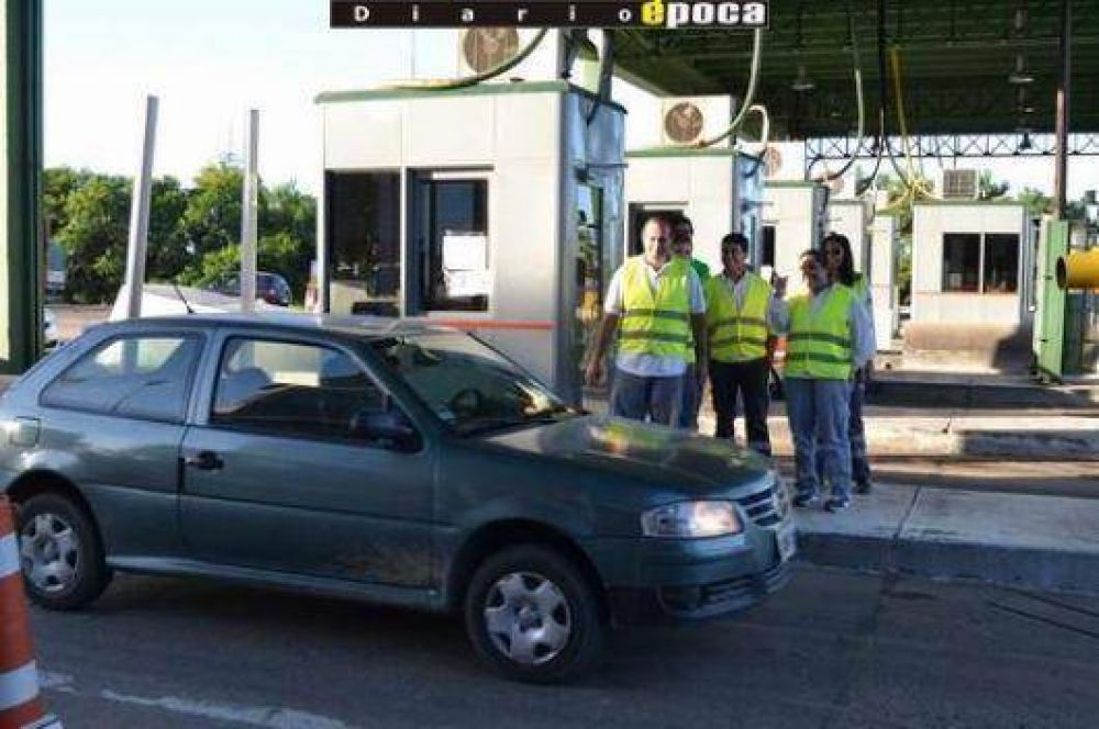 Peajes con barreras levantadas en reclamo de cambio y m�s personal