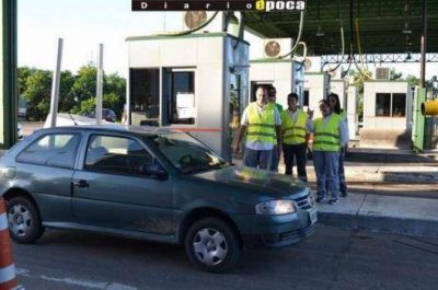 Peajes con barreras levantadas en reclamo de cambio y m�s personal