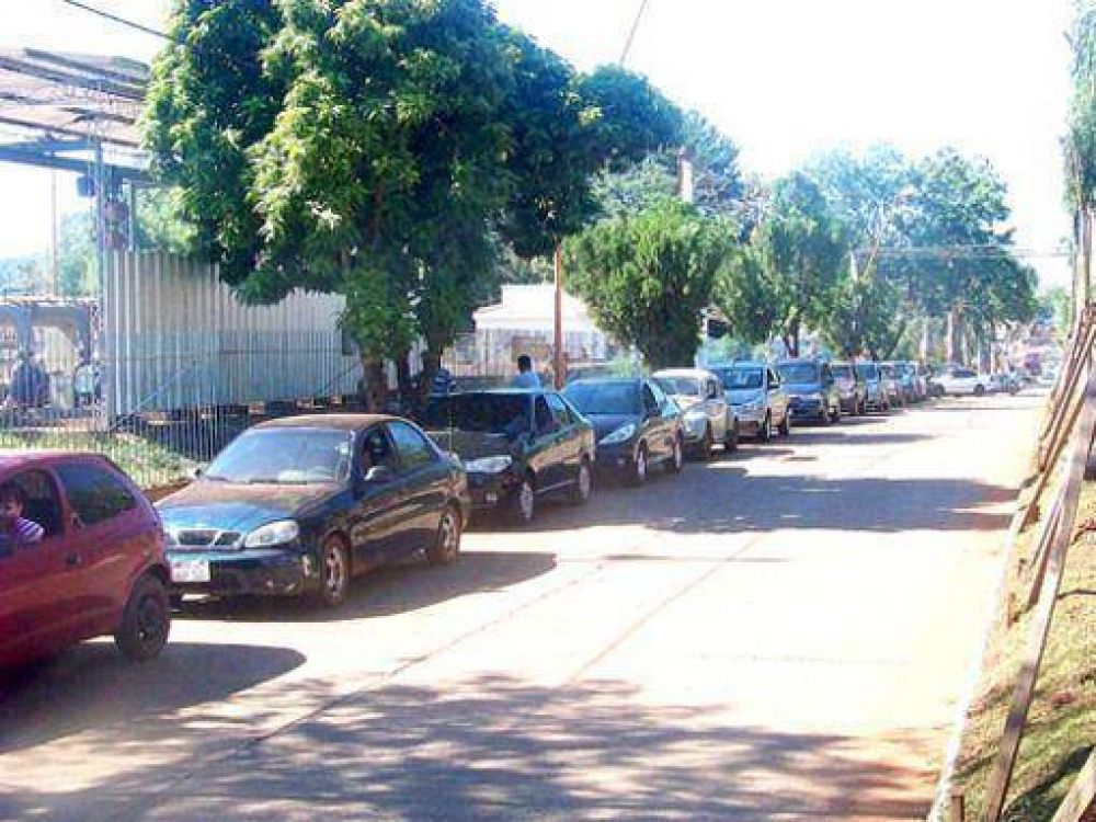Cargar combustible en Puerto Iguaz� se convirti� en una odisea