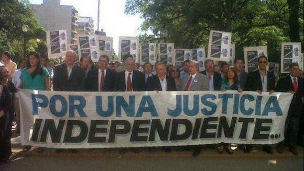 La oposici�n tucumana concret� un abrazo a la Justicia ante el embate del kirchnerismo