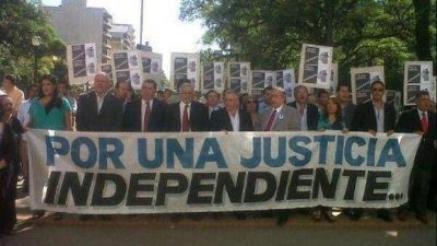 La oposici�n tucumana concret� un abrazo a la Justicia ante el embate del kirchnerismo