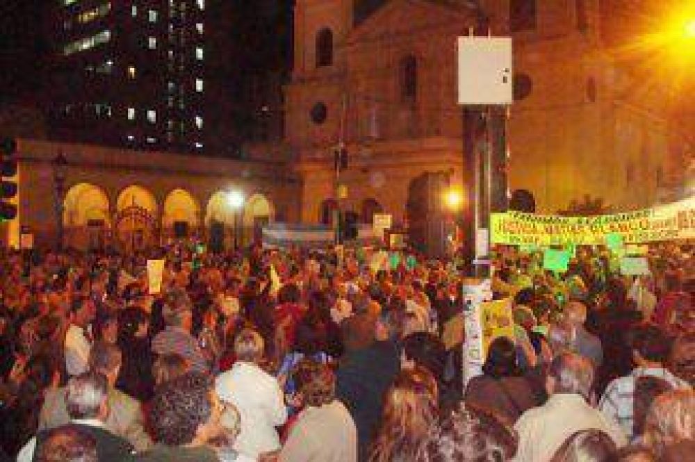 Cacerolazo masivo contra el Gobierno tambi�n en la regi�n