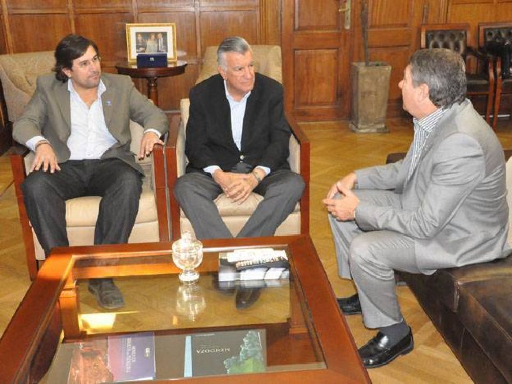 Gioja y Al�s se reunieron con Yauhar por convenios con el agro de San Juan