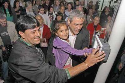 Ferraresi inaugur� 130 luminarias en Wilde