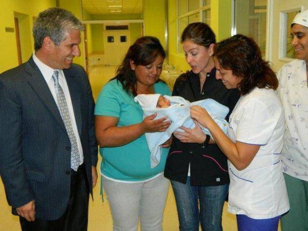 El Gobernador visit� a Francisco, el beb� que hab�a sido abandonado